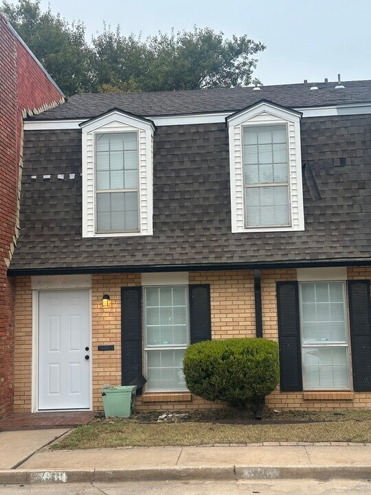 3011 W Wilshire Blvd, Unit Wilshire in Oklahoma City, OK - Building Photo