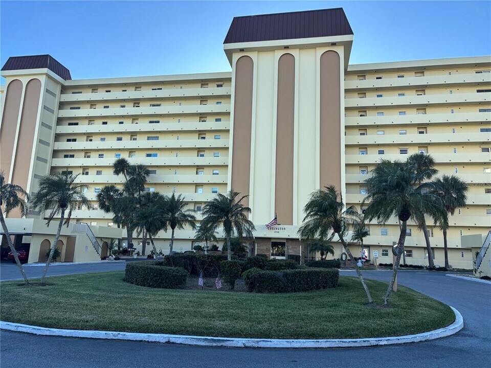 4750 Cove Cir in St. Petersburg, FL - Foto de edificio