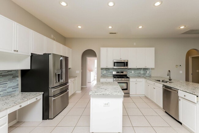 1253 Deerbourne Dr in Zephyrhills, FL - Building Photo - Building Photo