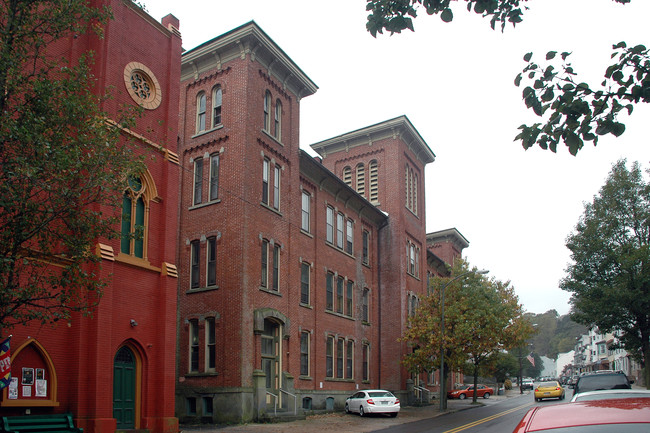 Three Towers Apartments in Jim Thorpe, PA - Foto de edificio - Building Photo