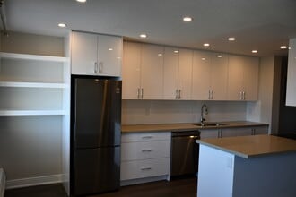 Marine Square East in Oakville, ON - Building Photo - Building Photo