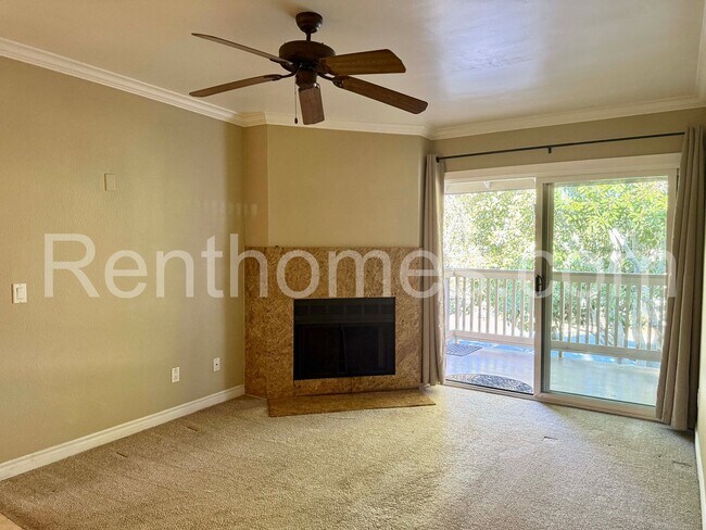 9929 Azuaga St in San Diego, CA - Foto de edificio - Building Photo