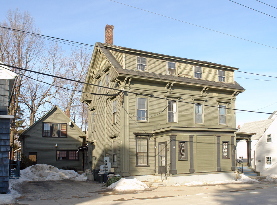 32 Grove St in Augusta, ME - Foto de edificio