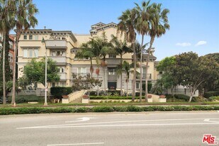 7101 Playa Vista Dr in Los Angeles, CA - Building Photo