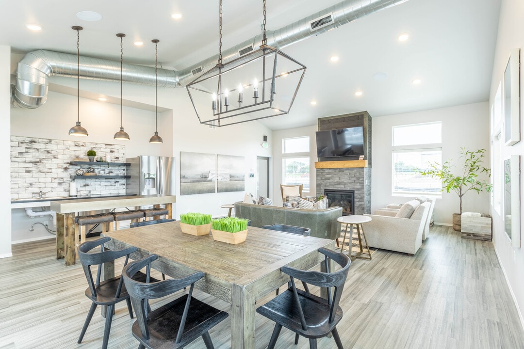 Silos at Ellis Crossing in Sioux Falls, SD - Building Photo