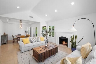 201 La Costa Ct in Costa Mesa, CA - Building Photo - Building Photo