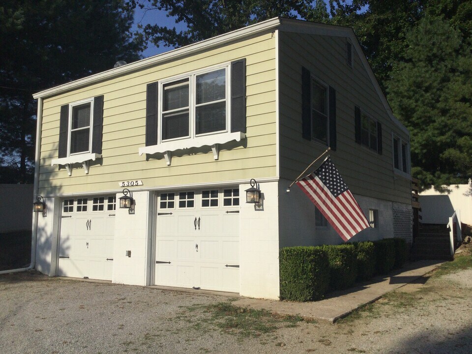 5305 Pierce Ln in Godfrey, IL - Building Photo
