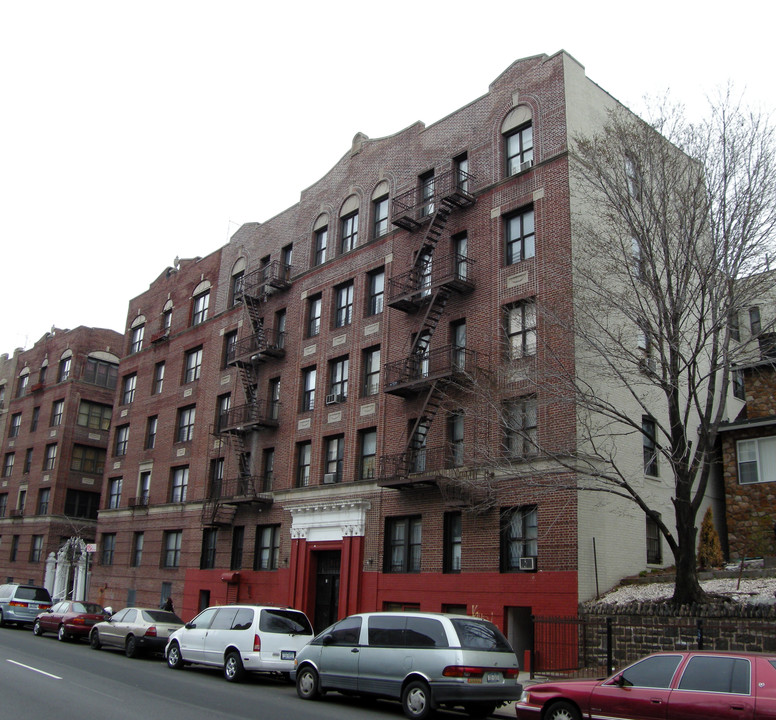 1910 University Ave in Bronx, NY - Building Photo