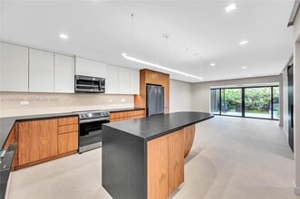 2211 NE 122nd St in North Miami, FL - Building Photo - Building Photo