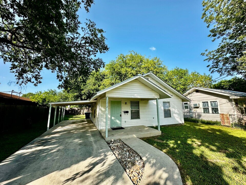 1212 Main St in Kerrville, TX - Building Photo
