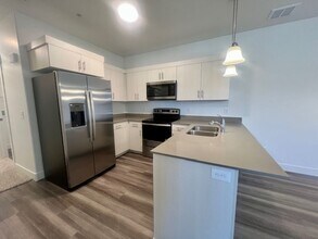 13713 Hanley Ln in Riverton, UT - Foto de edificio - Building Photo
