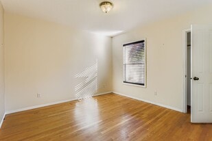 6218 SW Garden Home Rd, Unit Upstairs in Portland, OR - Building Photo