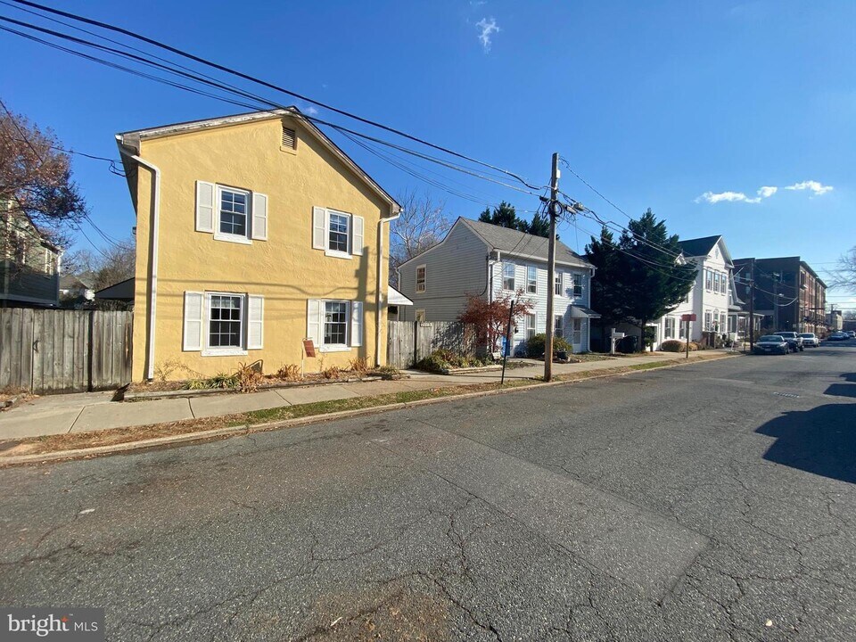 1115 Winchester St-Unit -C in Fredericksburg, VA - Building Photo