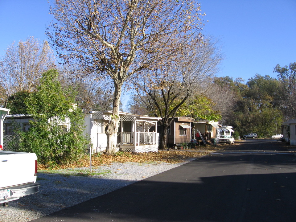 Safari Mobile Home Park in Redding, CA - Building Photo