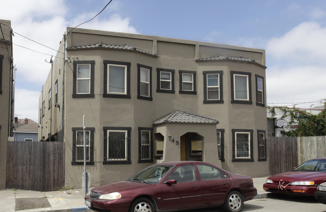 745 E 11th St in Oakland, CA - Building Photo