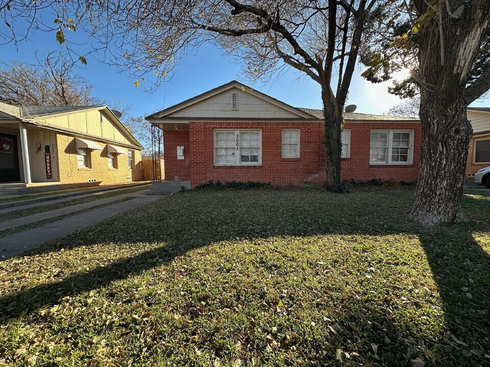 2005 33rd St in Lubbock, TX - Building Photo