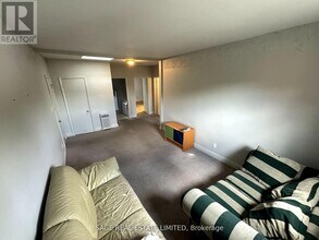 2500 Kingston Rd in Toronto, ON - Building Photo - Building Photo