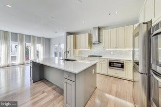 1458 Piccard Dr in Rockville, MD - Building Photo - Building Photo