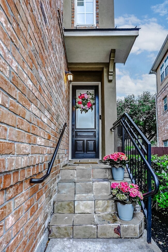 property at 5 Versante Ct