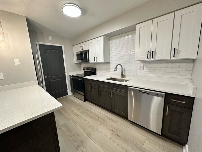 2 Bedroom with In-Unit Washer Dryer plus Garage Parking in Rockford, IL - Building Photo - Building Photo