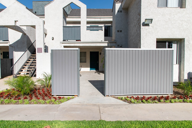 Ridgeline Apartments in San Bernardino, CA - Foto de edificio - Building Photo
