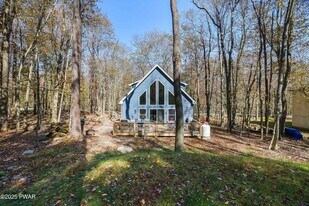 1121 Cobblewood Rd in Newfoundland, PA - Building Photo