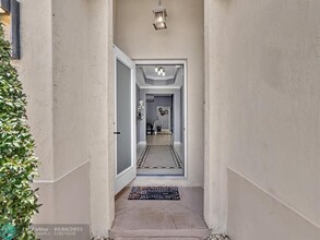 14304 S Royal Cove Cir in Davie, FL - Building Photo - Building Photo