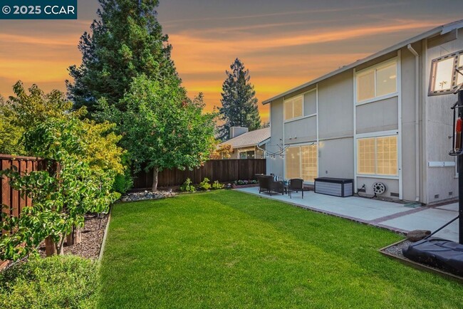 property at 33 Leeds Ct E