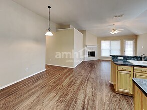 1000 Caleb St in Burleson, TX - Foto de edificio - Building Photo