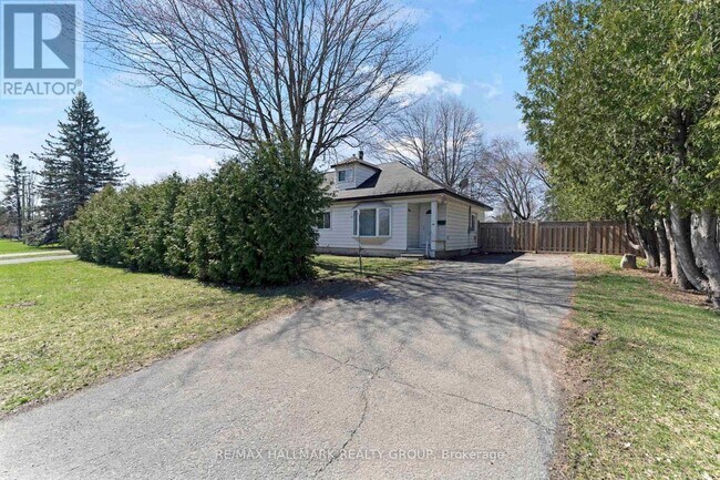 984 Miss Ottawa St in Ottawa, ON - Building Photo - Building Photo