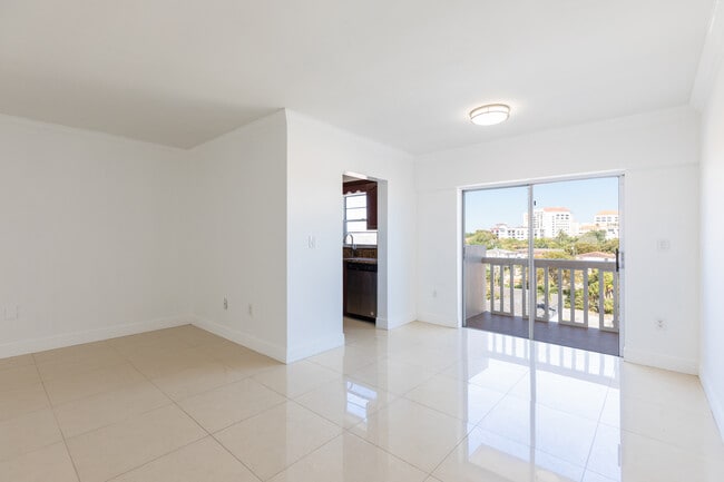 Gables Corinthian Plaza in Coral Gables, FL - Foto de edificio - Interior Photo