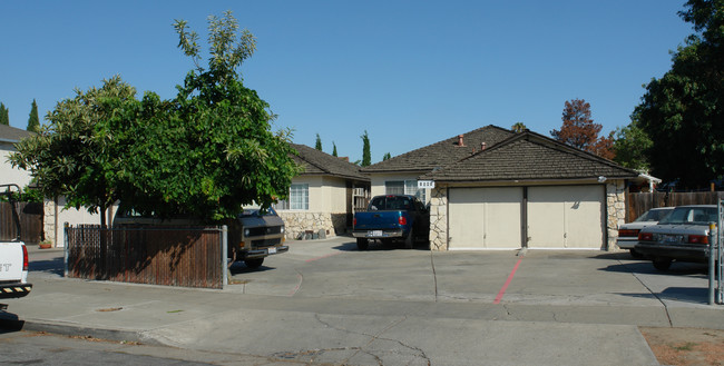 1339-1341 Danube Way in San Jose, CA - Foto de edificio - Building Photo