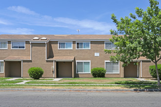 Merced Meadows Apartments in Merced, CA - Building Photo - Building Photo