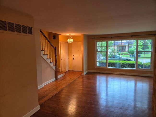 2S663 Ave Normandy E in Oak Brook, IL - Building Photo - Building Photo