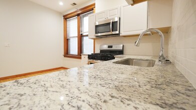 1422 N Maplewood Ave, Unit 2F in Chicago, IL - Foto de edificio - Building Photo