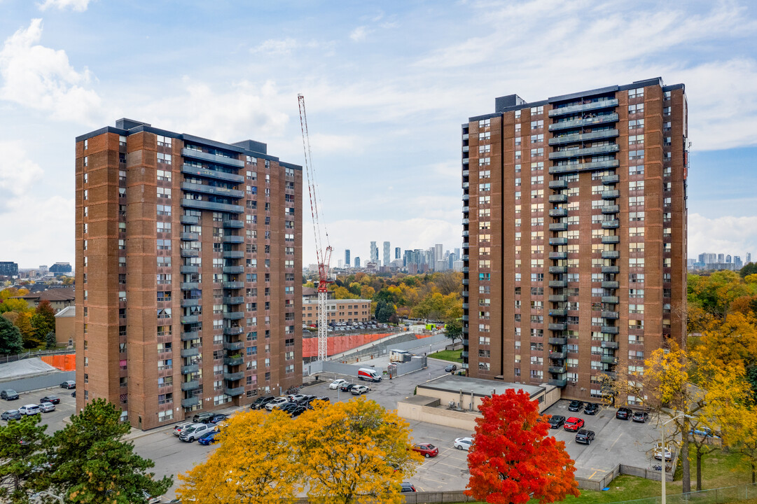 600 & 620 Lolita Gardens in Mississauga, ON - Building Photo