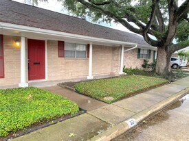 10122 Shadow Wood Dr in Houston, TX - Building Photo