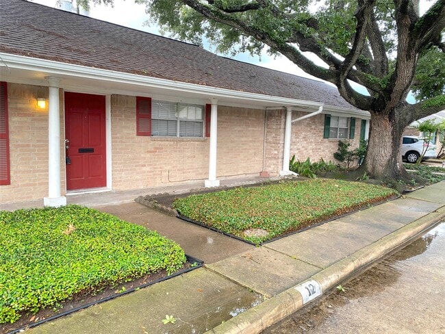 10122 Shadow Wood Dr
