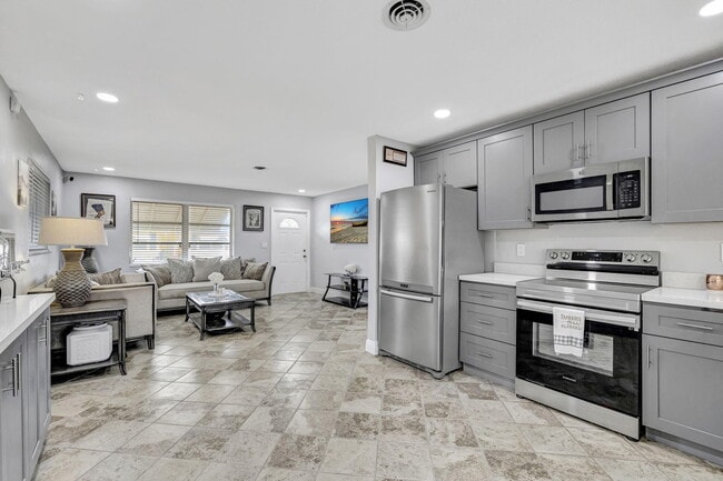 4901 NW 27th Way in Fort Lauderdale, FL - Building Photo - Building Photo
