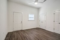 13880 Hayne Blvd in New Orleans, LA - Building Photo - Building Photo