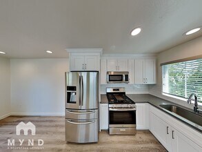 512 Henry St in Oakland, CA - Building Photo - Building Photo