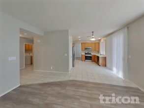 9221 Valador Ave in Las Vegas, NV - Building Photo - Building Photo