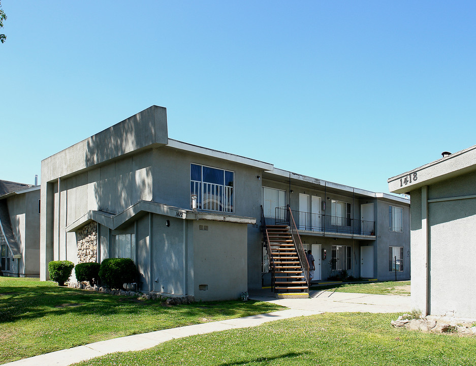 1422 S Raitt St in Santa Ana, CA - Building Photo