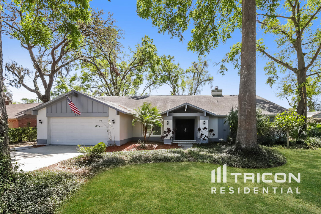 1804 Parkwood Dr in Valrico, FL - Building Photo