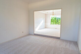 11731 SE 60th Pl in Bellevue, WA - Building Photo - Building Photo