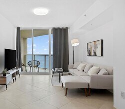 16699 Collins Ave, Unit 1710 in Sunny Isles Beach, FL - Foto de edificio - Building Photo