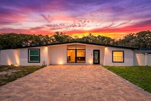 3675 Prudence Dr, Unit B in Sarasota, FL - Building Photo