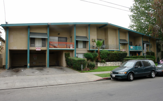 8518 Willis Ave in Panorama City, CA - Building Photo - Building Photo