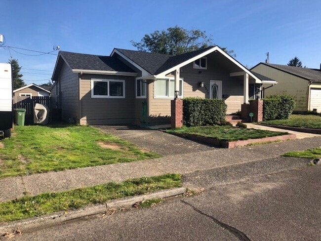 1577 Hayes St in North Bend, OR - Building Photo - Building Photo
