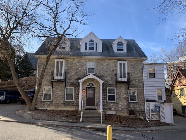 240 W Lakelawn Pl in Madison, WI - Building Photo - Building Photo